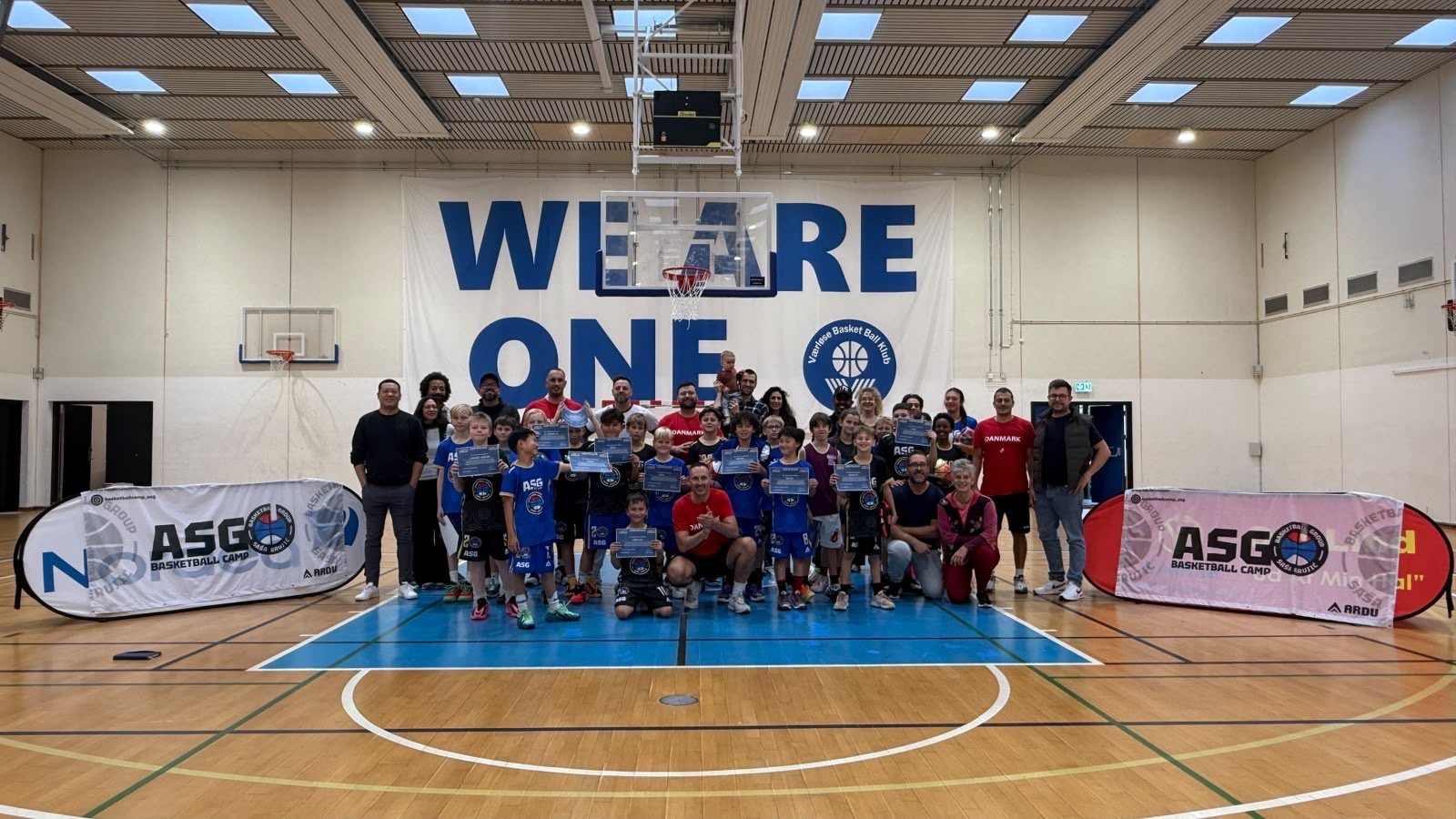 Deltagere og trænere fra ASG basketballcamp i Værløse
